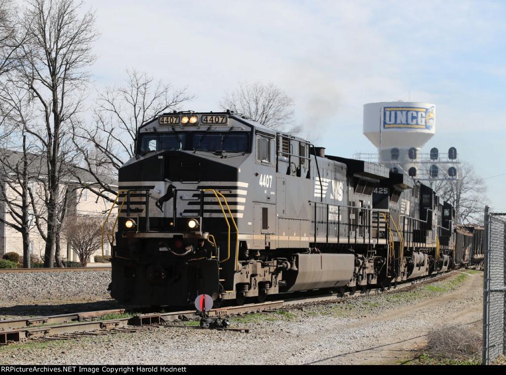 NS 4407 leads train 351 down the yard lead